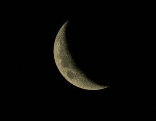 Céu limpo, com a lua no quarto crescente.