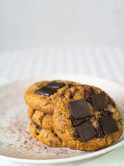 comida deliciosa, fideos, pasta, pizza, sandwich cafeteria, con jugo natural y postre de vainilla o chocolate, platos blancos ensalda capresse, albahaca queso hamburguesa, brownie, galleta de chocolat