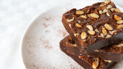 comida deliciosa, fideos, pasta, pizza, sandwich cafeteria, con jugo natural y postre de vainilla o chocolate, platos blancos ensalda capresse, albahaca queso hamburguesa, brownie, galleta de chocolat