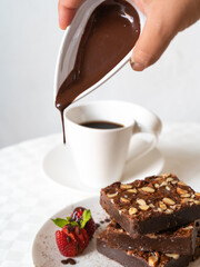 comida deliciosa, fideos, pasta, pizza, sandwich cafeteria, con jugo natural y postre de vainilla o chocolate, platos blancos ensalda capresse, albahaca queso hamburguesa, brownie, galleta de chocolat