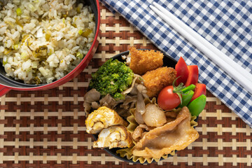 豚肉生姜焼き弁当。キノコとブロッコリーのバター炒め、アジフライ、玉子焼き（丸型、竹細工）