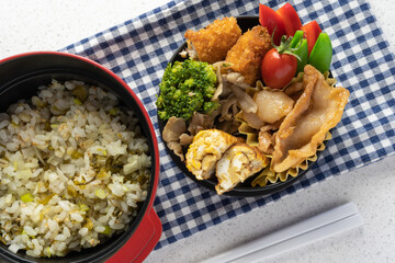 豚肉生姜焼き弁当。キノコとブロッコリーのバター炒め、アジフライ、玉子焼き（丸型、白背景）