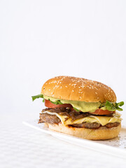 comida deliciosa, fideos, pasta, pizza, sandwich cafeteria, con jugo natural y postre de vainilla o chocolate, platos blancos ensalda capresse, albahaca queso hamburguesa, brownie, galleta de chocolat