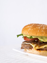 comida deliciosa, fideos, pasta, pizza, sandwich cafeteria, con jugo natural y postre de vainilla o chocolate, platos blancos ensalda capresse, albahaca queso hamburguesa, brownie, galleta de chocolat