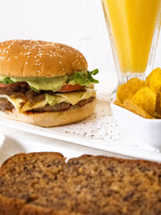 comida deliciosa, fideos, pasta, pizza, sandwich cafeteria, con jugo natural y postre de vainilla o chocolate, platos blancos ensalda capresse, albahaca queso hamburguesa, brownie, galleta de chocolat