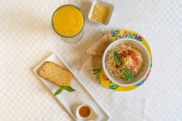 merienda, plato de comida con jugo y postre, smoth, pasta, pizza. comida en mesa. comida, cena, almuerzo desayuno. cafe,  sandwich de queso con jamon plato de frutas, jugos naturales, acompañamientos