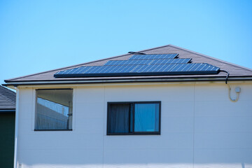ソーラーパネルのある家　太陽光　発電　エコシステム
