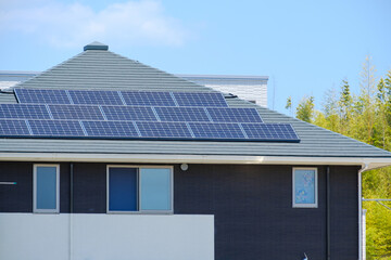 ソーラーパネルのある家　太陽光　発電　エコシステム