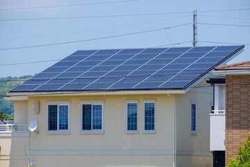 ソーラーパネルのある家　太陽光　発電　エコシステム