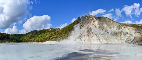 青空バックに見る秋の大湯沼のパノラマ情景＠登別、北海道