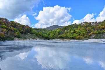 青空バックに見る秋の大湯沼の紅葉情景＠登別、北海道