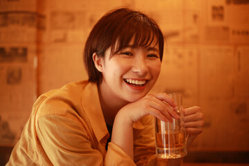 お酒を飲む女性
