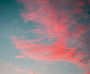 Obraz premium Pink clouds over blue sky at sunset