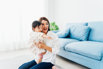 家で子どもたちと遊ぶ若い主婦