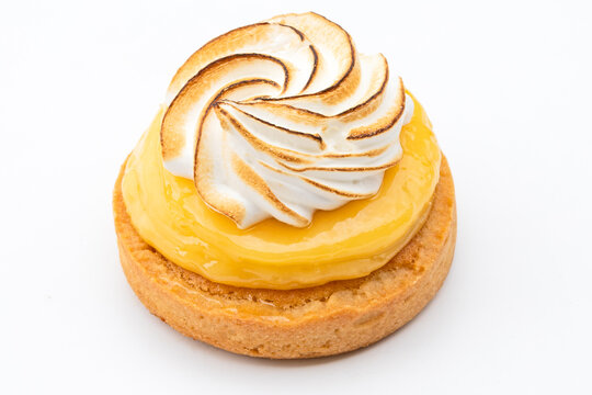 tartelette au citron meringu&eacute;e isol&eacute;e en gros plan	