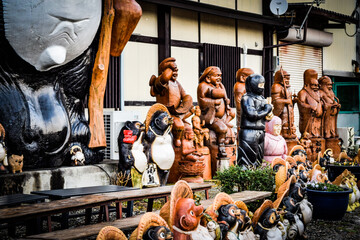 信楽の狸や焼き物など