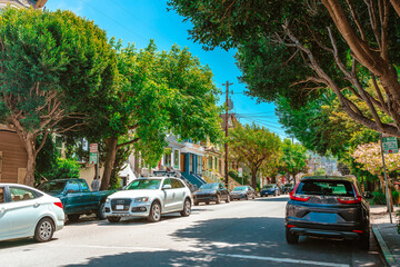 Obraz premium Beautiful street with townhouses in San Francisco famous architecture. San Francisco, USA - 17 Apr 2021