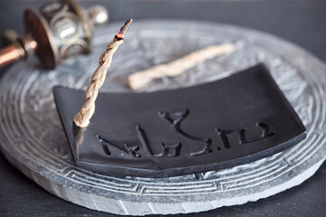 Tibetische Räucherschnur auf schwarzem Specksteinhalter mit Gebetsmühe