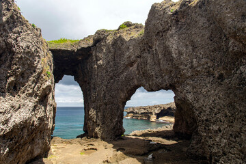徳之島の天城町の犬の門蓋のメガネ岩