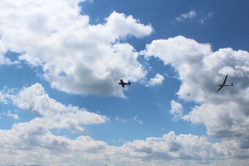 Schleppflugzeug mit Segelflugzeug in den Bergen 