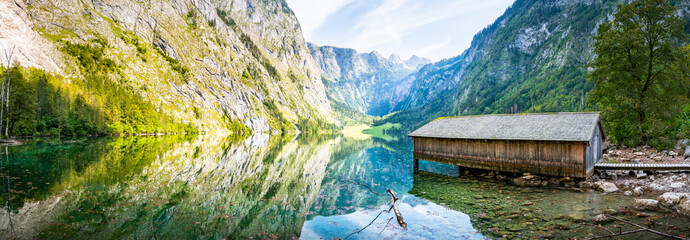 Bootshaus Obersee Berg Panorama in Bayern Berchtesgaden. See Landschaft Natur am Königssee in den...