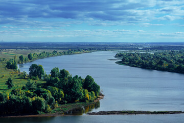 Obraz premium View of the bend of the river and the forest