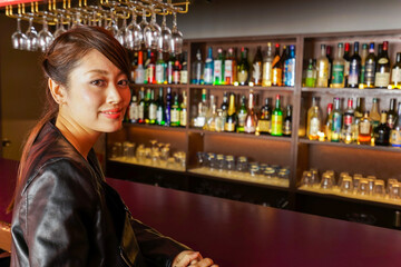 バーカウンターに座る大人の女性