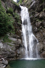Obraz premium Wasserfall in den Bergen