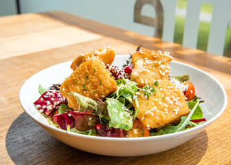 Ensalada de queso brie frito