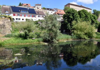 Fototapeta na wymiar Wohnen am Wasser in Breisach