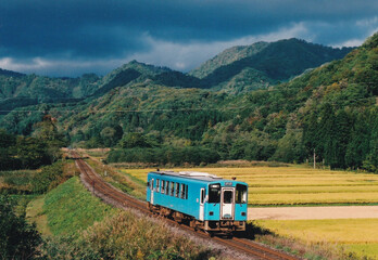 Obraz premium 山間を往くディーゼルカー。