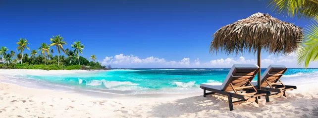 Fototapeten Stühle im tropischen Strand mit Palmen auf Coral Island © Romolo Tavani