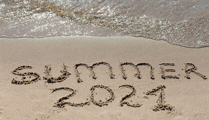 Fototapeta premium Text inscription on the sandy beach summer 2021