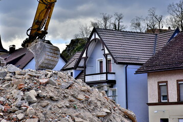 Bagger auf Bauschutt in Heidenheim