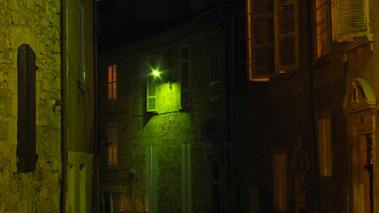 Lumière verte dans une ruelle, dans la ville de Condom, dans le Gers