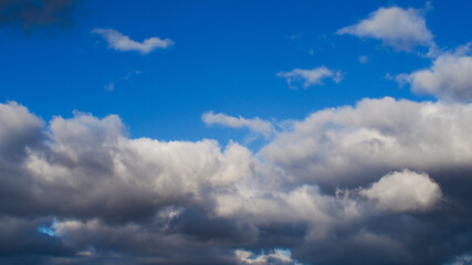 Passages de cumulus dans un ciel d'automne