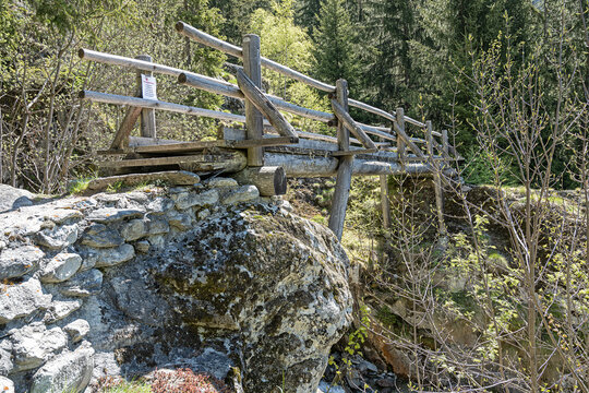Holzsteg ob dem Dorf Blatten, bei Naters, Goms, Kanton Wallis, Schweiz