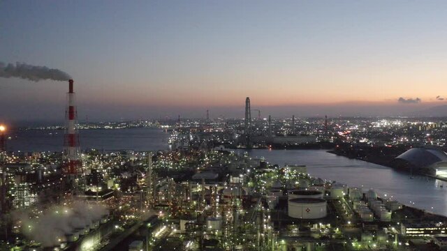 三重県四日市市　日没間近の石油コンビナート空撮映像