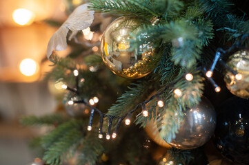 Christmas decorations with a Christmas tree and garlands for the living room in gold tones