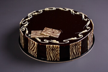 Torta Setteveli ripiena con sette strati di cioccolata e guarnita con glassa di cioccolata fondente 