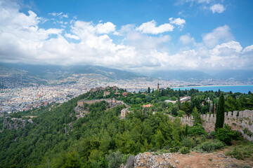 Obraz premium The Alanya castle has a castle wall of 6.5 km length, 140 towers, about 400 cisterns, doors with inscriptions and as an open air museum reflects Seljuk art at its best.