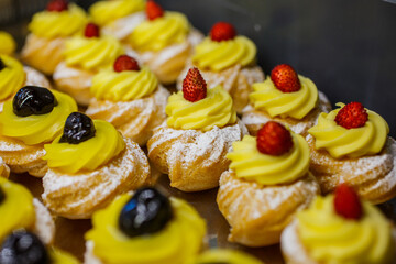 Zeppole fritte napoletane guarnite con crema pasticciera, fragoline e ciliegie 