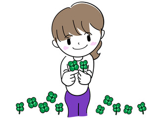 四葉のクローバーをみつけ嬉しそうに見せてくれる女の子