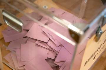 urne bureau de vote remplie de bulletins de vote