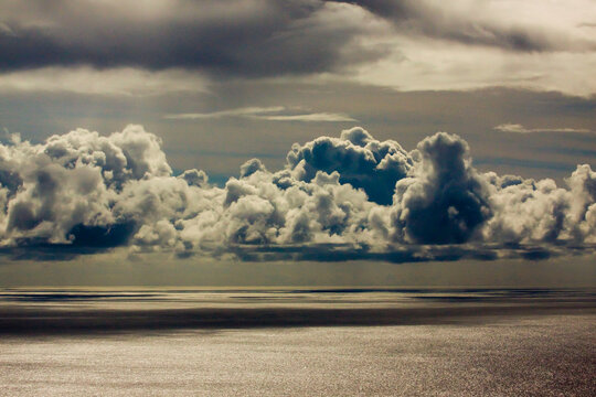 formação de nuvens sobre o oceano atlantico, chuva, piraja.proximidades da Ilha da Trindade - Espírito Santo .
