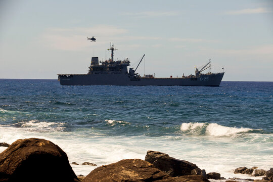 Navio da Mariinha na ilha da Trindade  - meio do oceano Atl&acirc;ntico