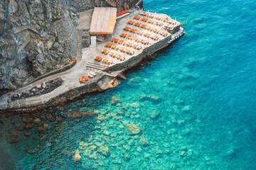 Positanostrand aan de kust van Amalfi in Italië. Luchtfoto van boven naar beneden. De kust van Amalfi is de meest populaire reis- en vakantiebestemming in Europa. Landschap met beroemde amalfikust. Italiaans zomerparadijs.