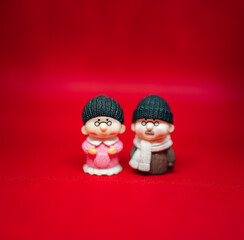
figure couple elderly red background 