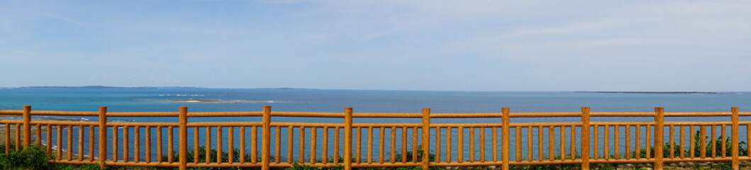 Obraz premium Long fence at Cape Chinen Park in Okinawa, Japan. Panoramic view - 長いフェンス 沖縄 知念岬 公園 パノラマ