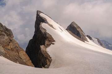 Piton Carré peak viewed from Col du Couloir de Gaube mountain pass (Pyrenees National Park,...